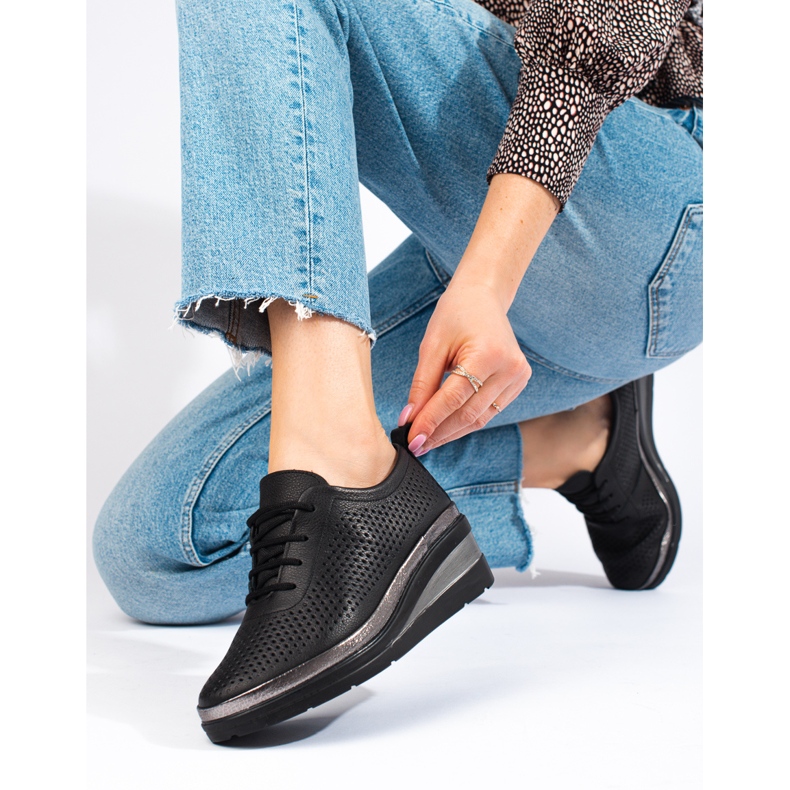 T.Sokolski Crne kožne cipele na wedges od T.Sokolskog crno 1