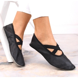 Ženske kožne baletne cipele s crnim gumicama Nazo crno 1