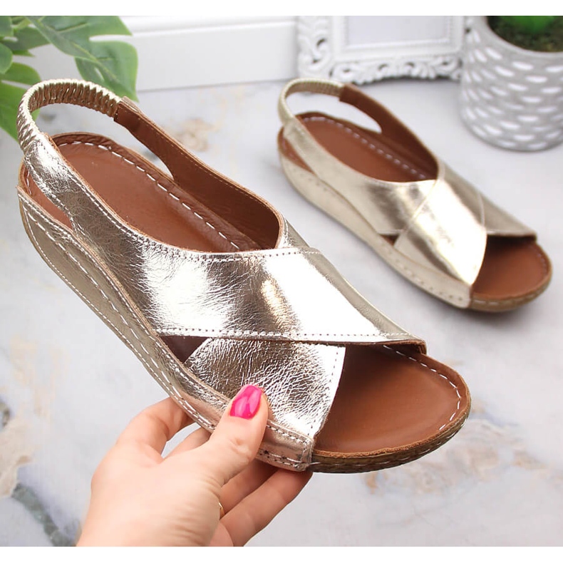 Ženske lakirane sandale zlatne boje T.Sokolski L22-1001 zlatna 1