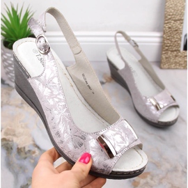 Ženske sjajne sive sandale na klin T.Sokolski L23-444 siva 1