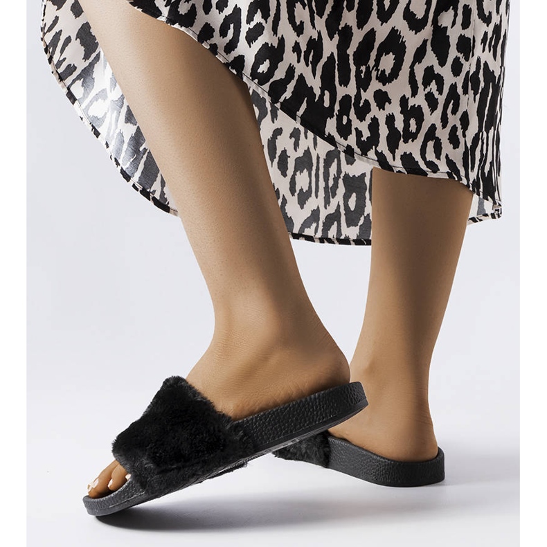 Crne tobogane s krznom boje slonovače crna 2