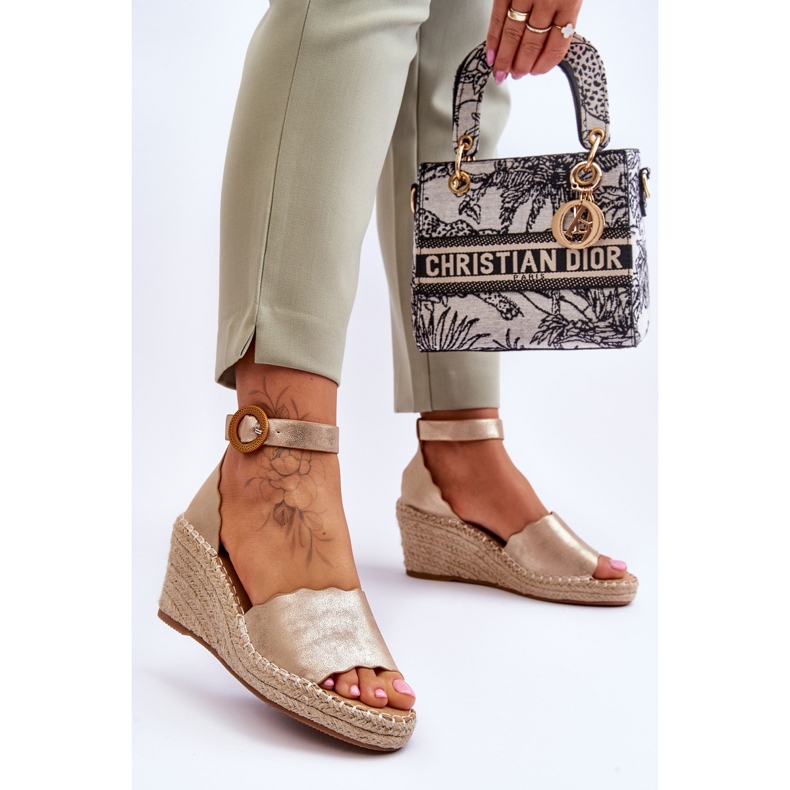 Kožne sandale na tanku udobnu cipelu Zlatna verola 2