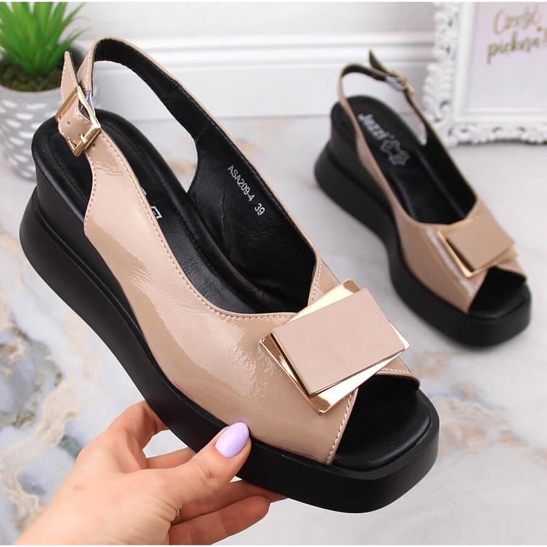 Lakirane ženske sandale na wedge Jezzi SA209-4 bež 1