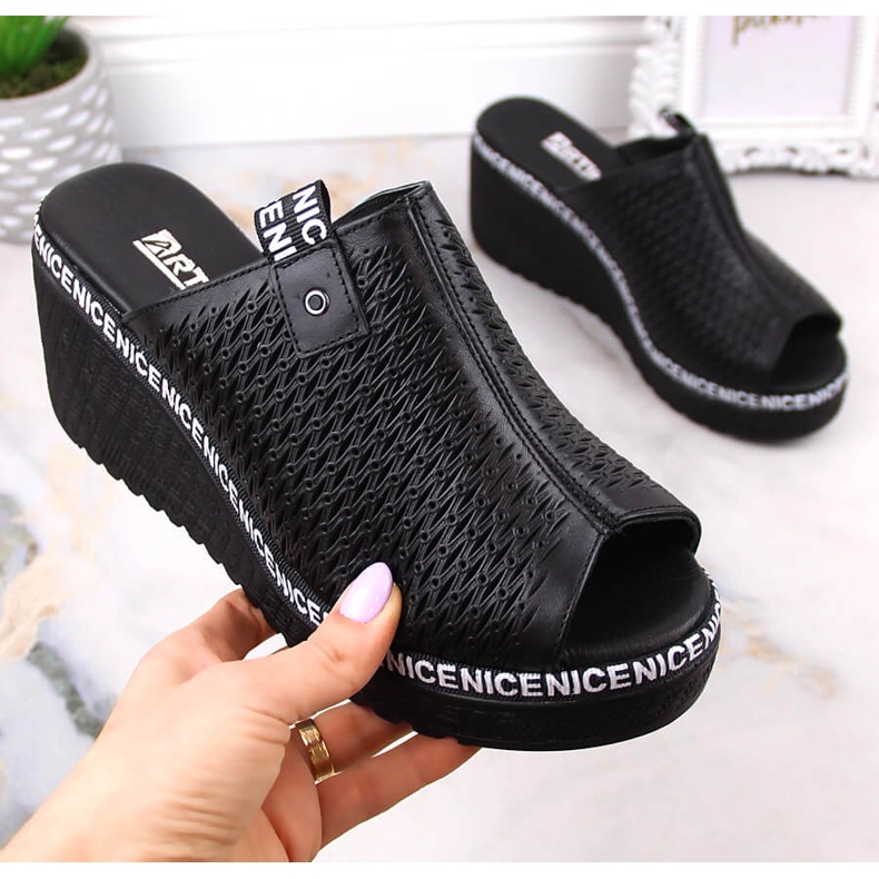 Ženske kožne ažur sandale na wedges crne Artiker 50C0523 crna 1