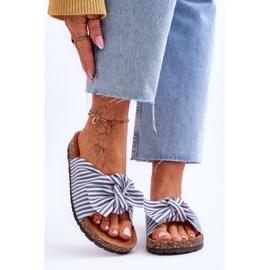 FJ1 Japanke na plutenoj platformi s bijelim i plavim prugama Svečane bijela 1