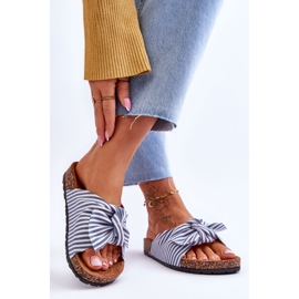 FJ1 Japanke na plutenoj platformi s bijelim i plavim prugama Svečane bijela 2