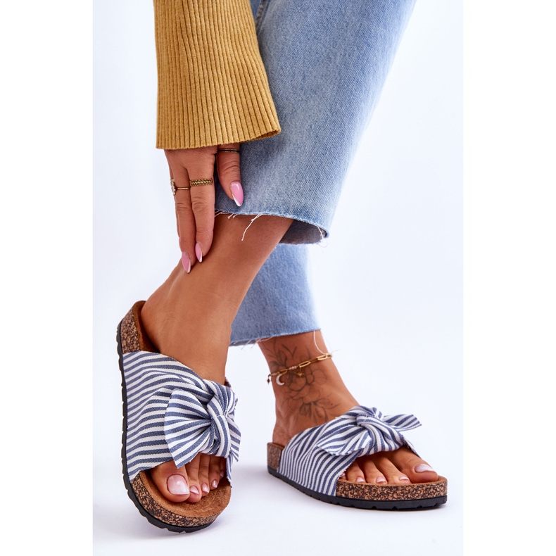 FJ1 Japanke na plutenoj platformi s bijelim i plavim prugama Svečane bijela 2