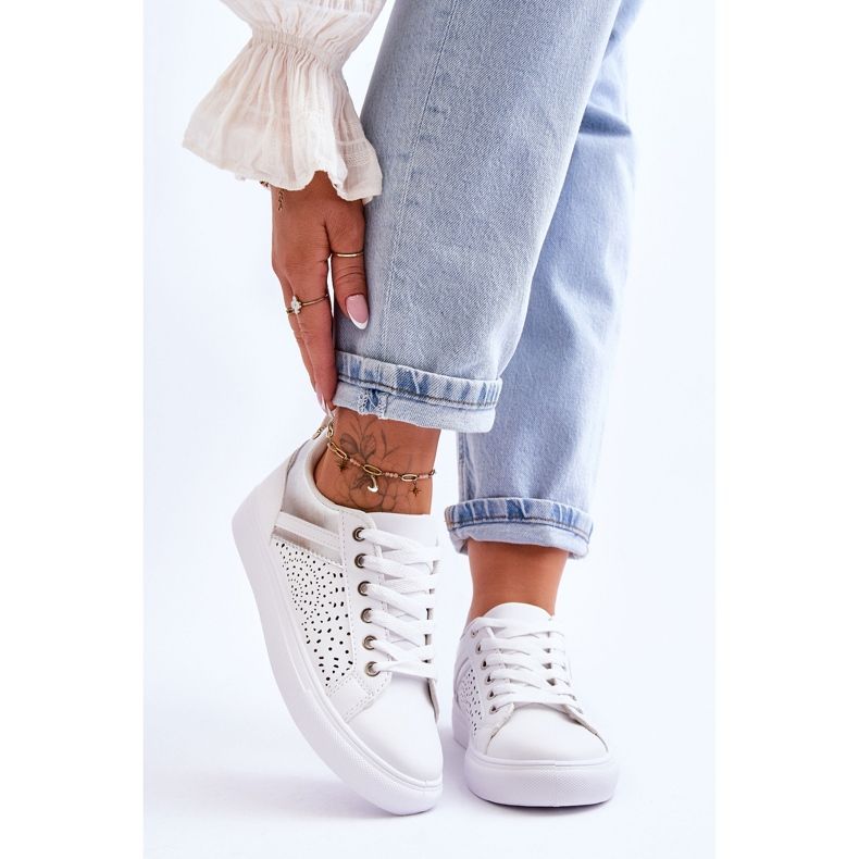 Klasične sportske cipele s ažurnim uzorkom u bijeloj i srebrnoj boji bijela 1