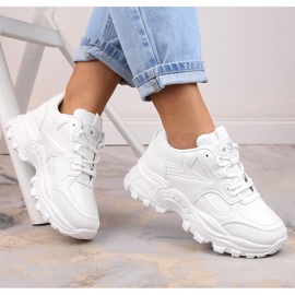 Ženske sportske cipele na platformu bijele boje eVento 5465 bijela 1