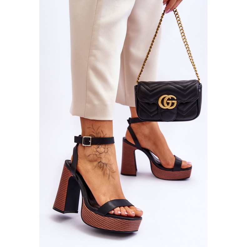 Kožne sandale na debeloj crnoj marina platformi crna 2