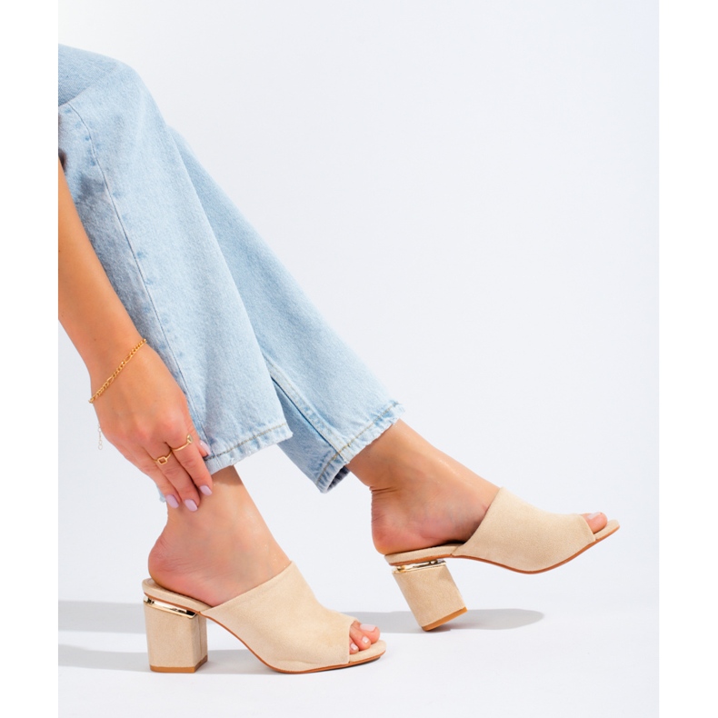 Vinceza bež mule na stupu 1