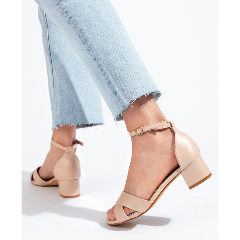 Bež elegantne sandale na nisku petu marke Shelovet 1